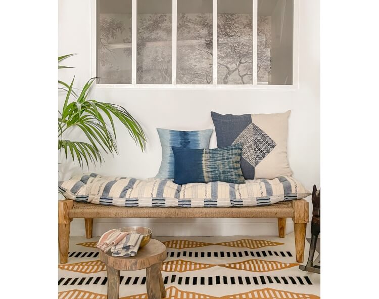 Mobilier indien, matelas imprimé et coussins tissés