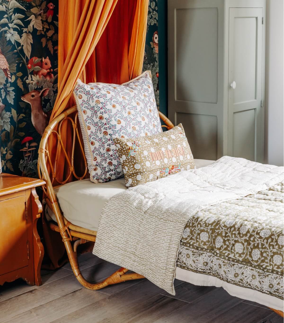 Décoration de chambre à coucher bohème chic par Jamini