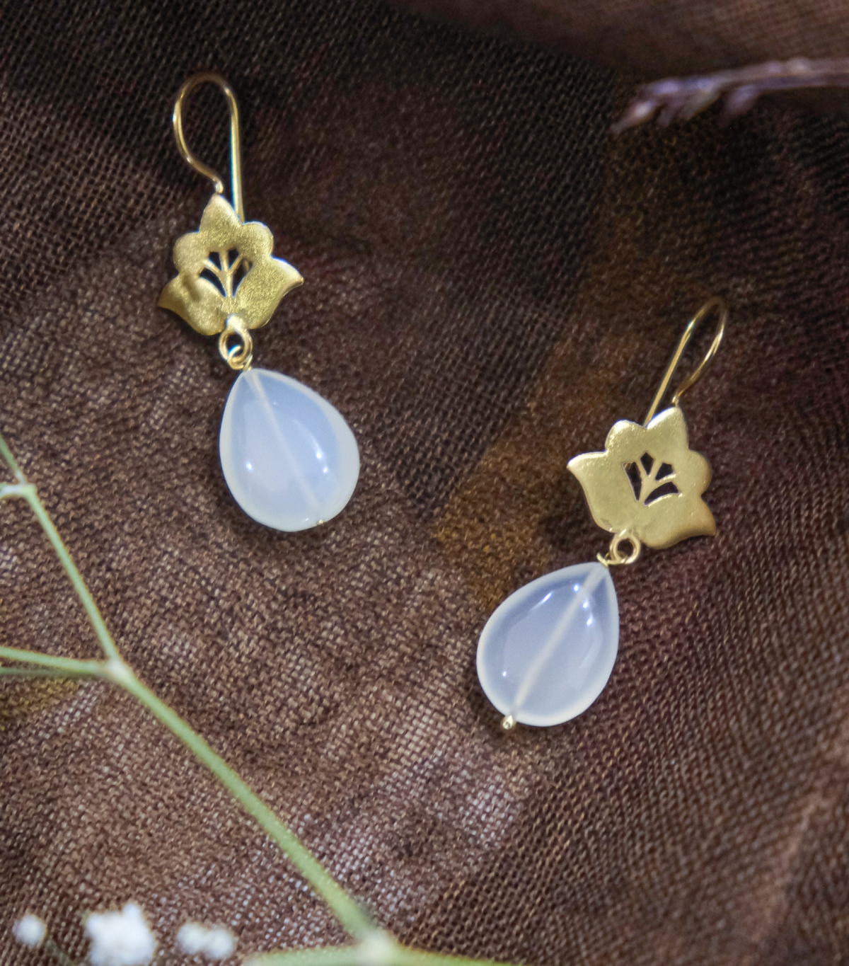 Boucles d'oreilles fleuries argent plaqué or et pierres de lune - 4,5 cm