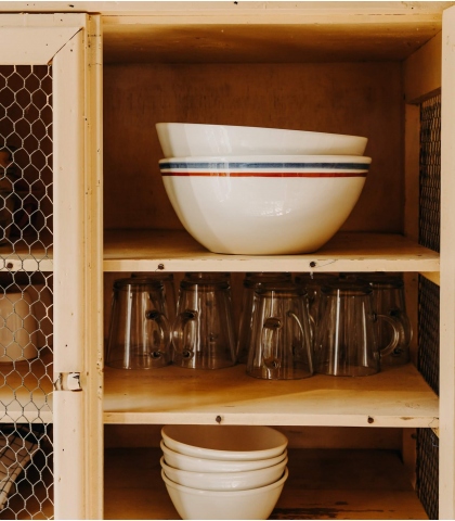 Ceramic salad bowls with stripes