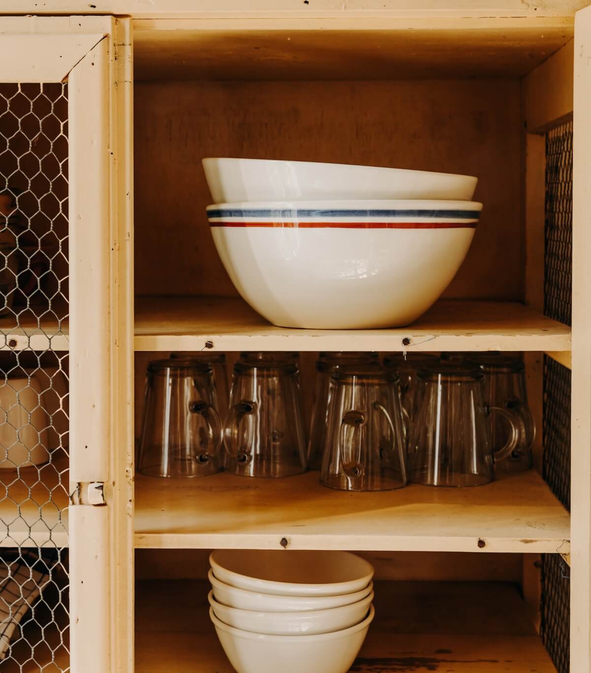 Ceramic salad bowls with stripes