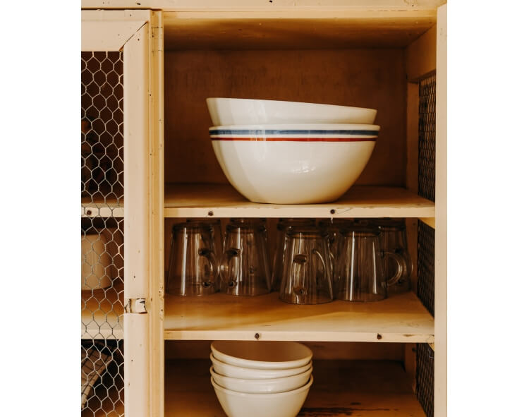 Ceramic salad bowls with stripes
