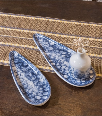 Plats méditerranéens en céramique bleue