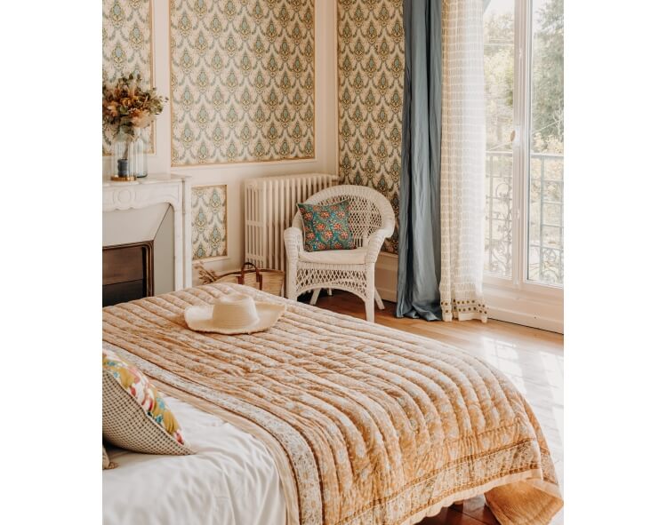 Printed quilt 63x89 inches - Banna tan