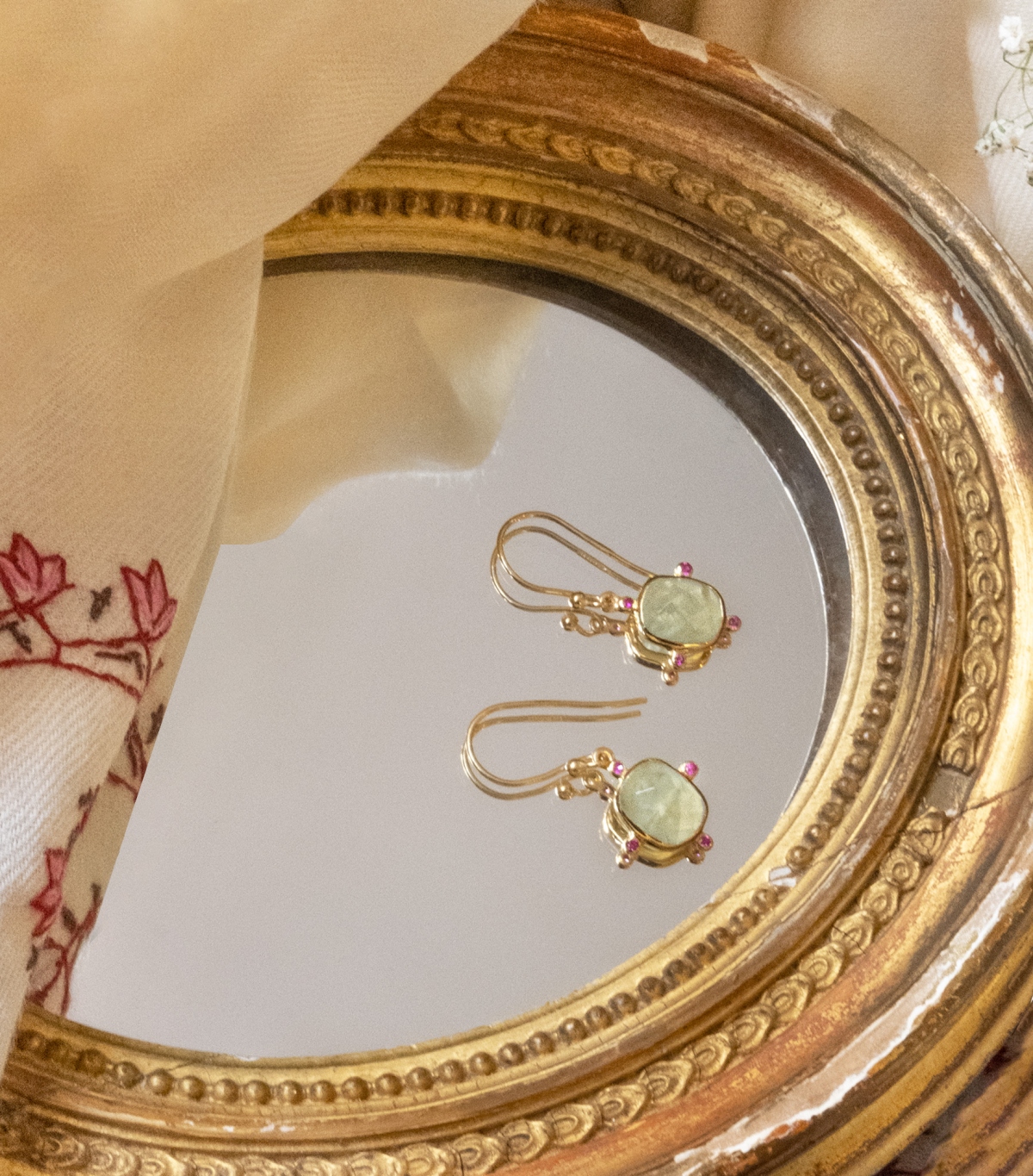 Boucles d'oreilles prehnite et rubis