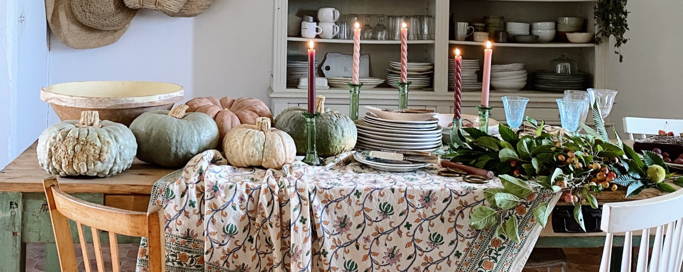 French fall table decor by stylist Aurélie Mazurek with Jamini table linens