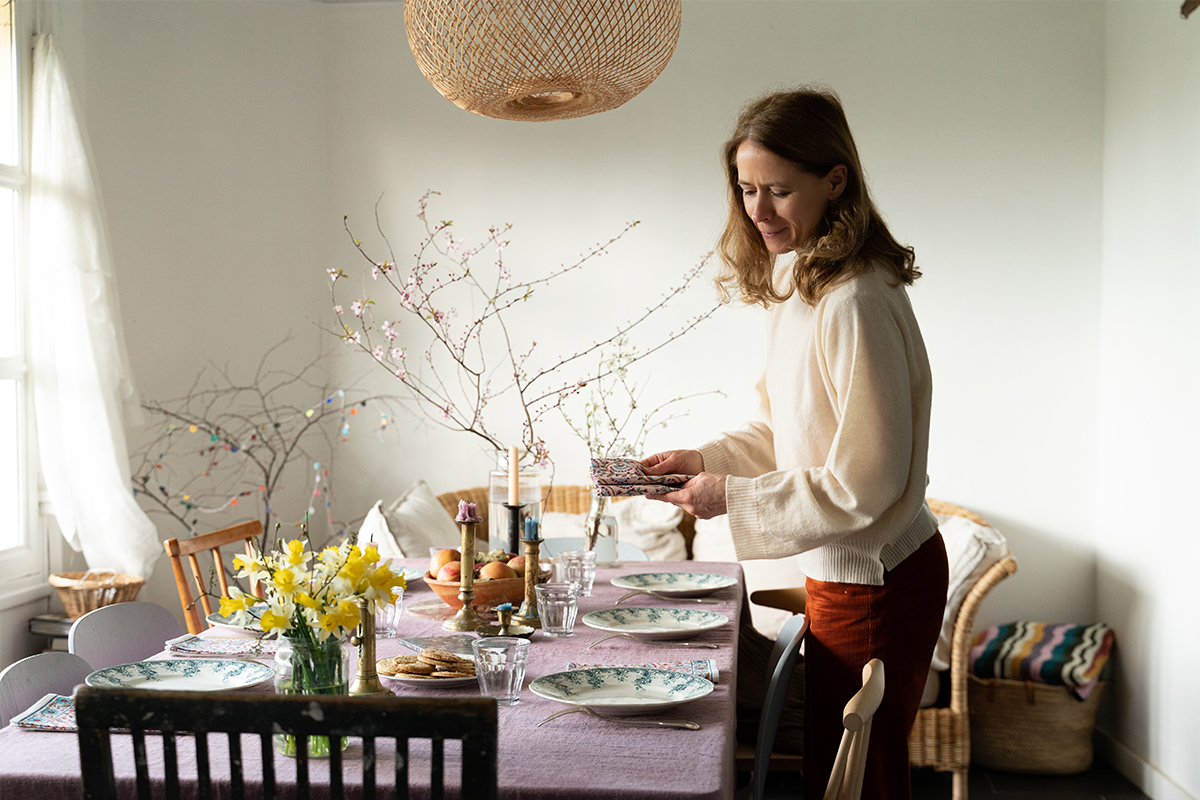 Cécile décore sa table