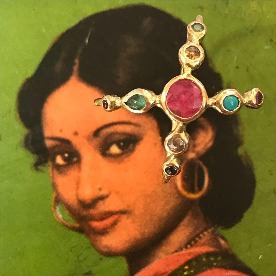 femme indienne portant des bijoux
