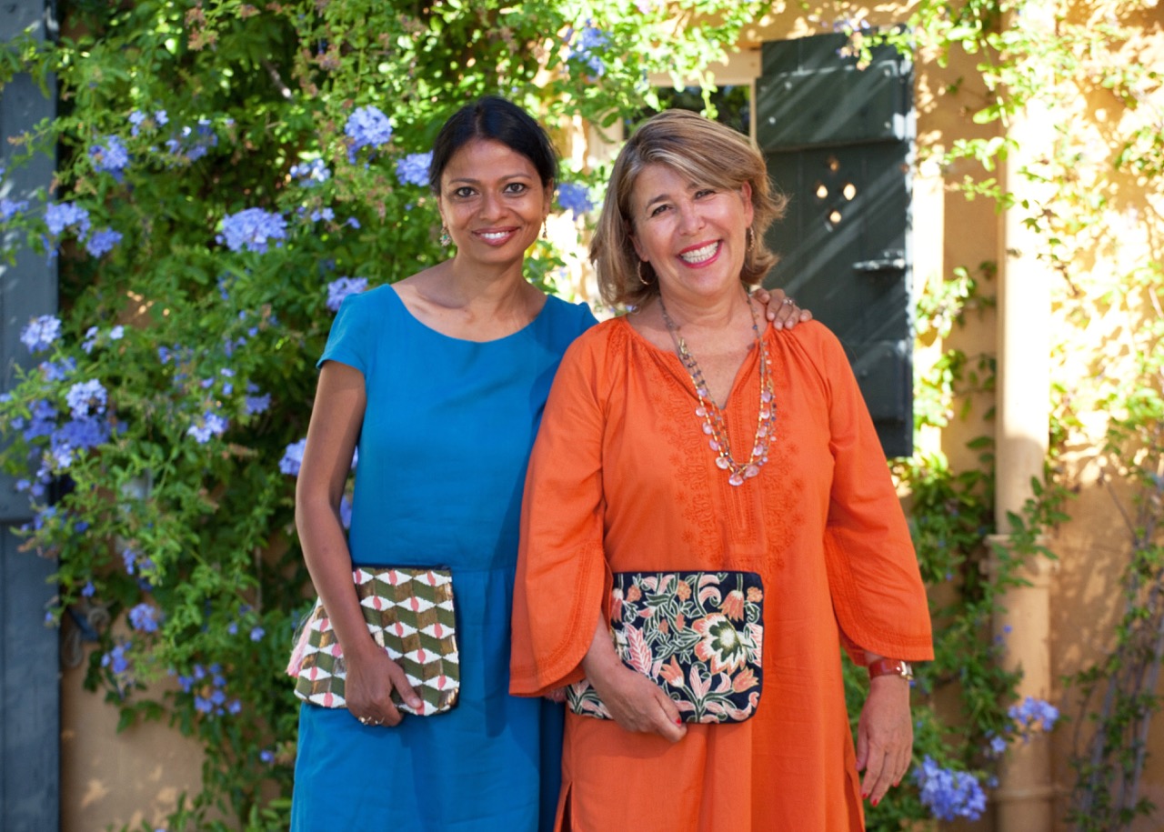 Usha and Agnès portent leurs pochettes