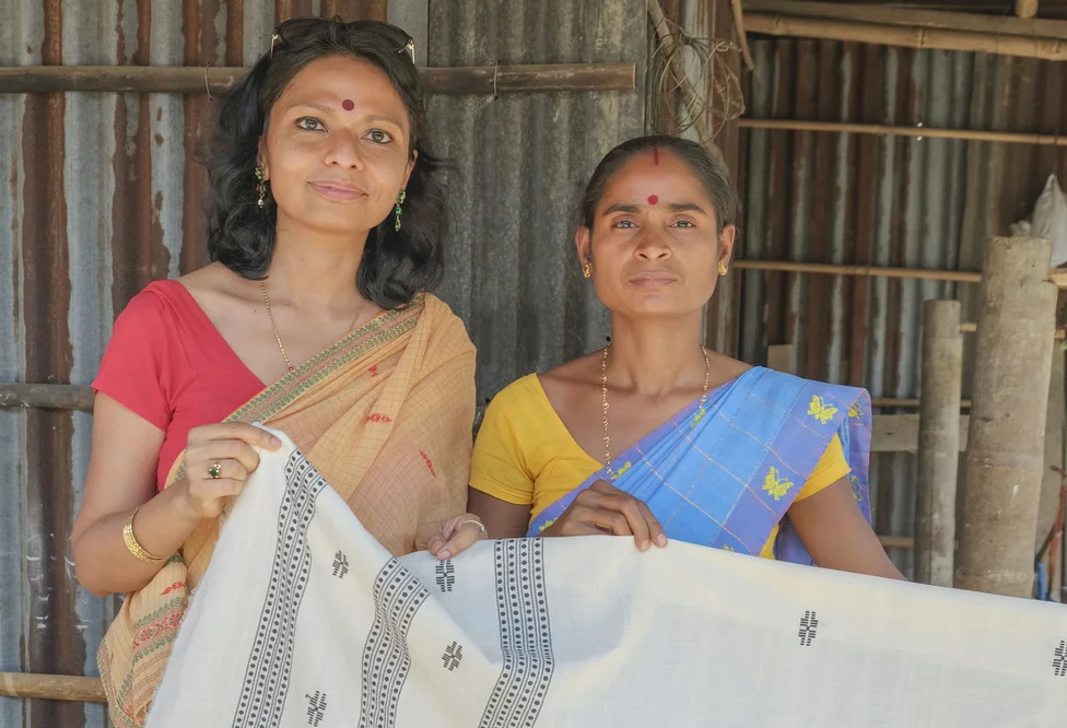Usha bora avec une tisserande