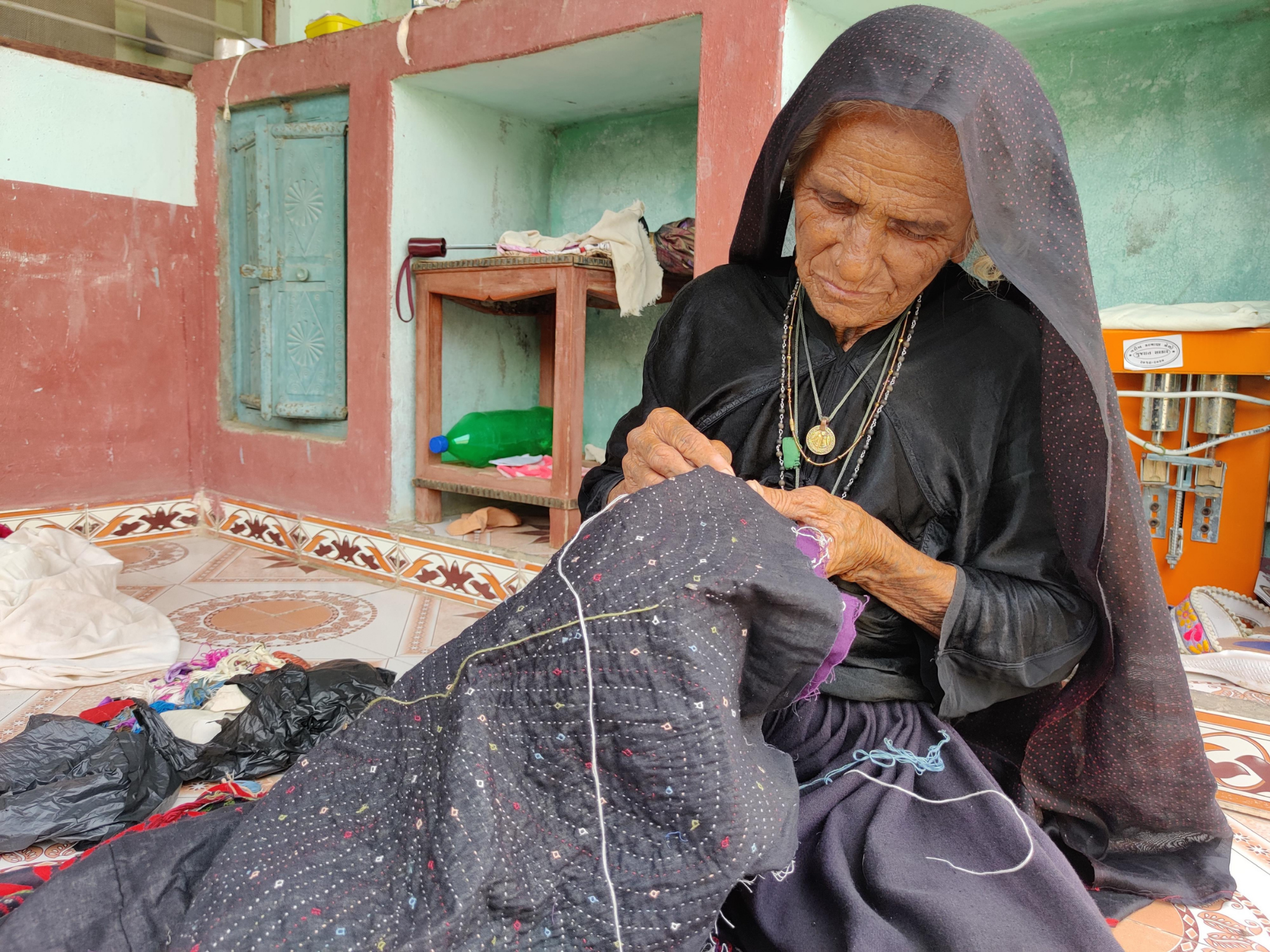 Femme tisserande, Inde