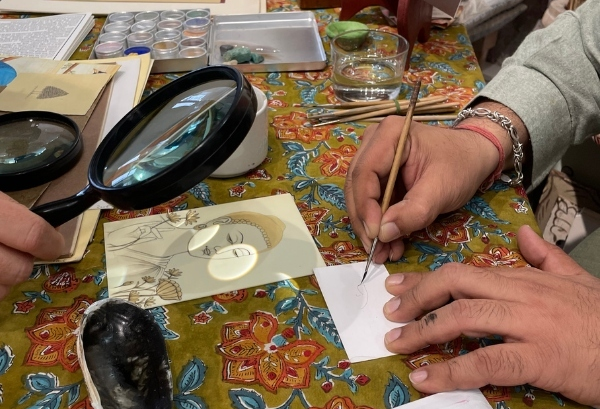 L'artiste expert Shiv Swami et son savoir-faire dans l'art de la peinture miniature