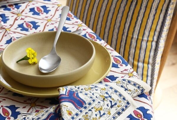 Cozy Simplicity: 3 tips for creating a mix of contemporary decor with colorful prints