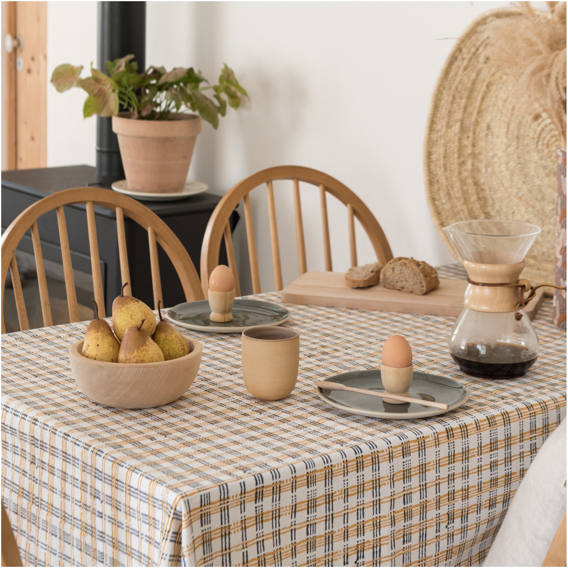 Organic cotton and eco-friendly table decor